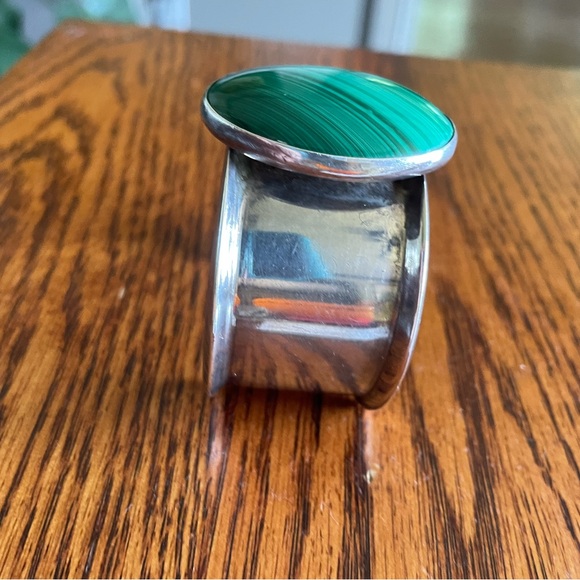 Vintage sterling silver and Malachite cuff bracelet, Navajo stamped initials RBJ - Picture 2 of 13